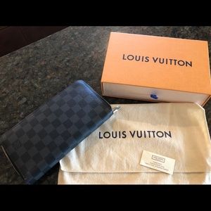 SOLDLouis Vuitton Damier Graphite Zippy Organizer